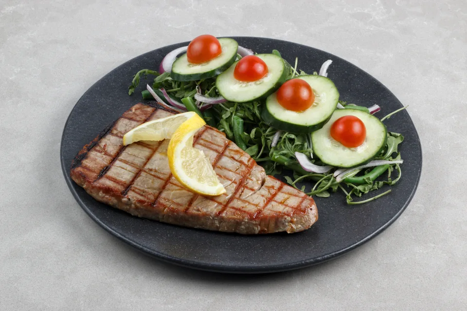 BookNoFees: Beispielfoto: Gegrilltes Thunfischsteak mit Salat und Zitrone