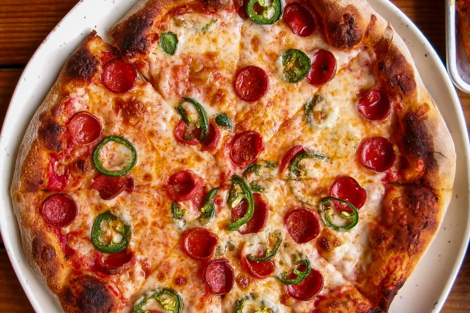 BookNoFees: Beispielfoto: Pizza mit Salami und grüner Paprika