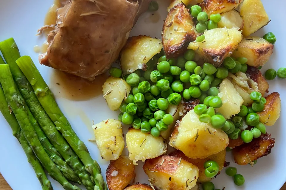 BookNoFees: Beispielfoto: Schweinebraten mit Bratensoße, Bratkartoffeln, Erbsen und Spargel