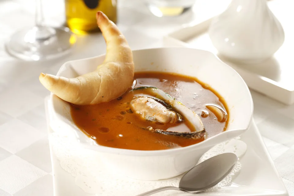 BookNoFees: Beispielfoto: Meeresfrüchtesuppe, serviert mit Brot