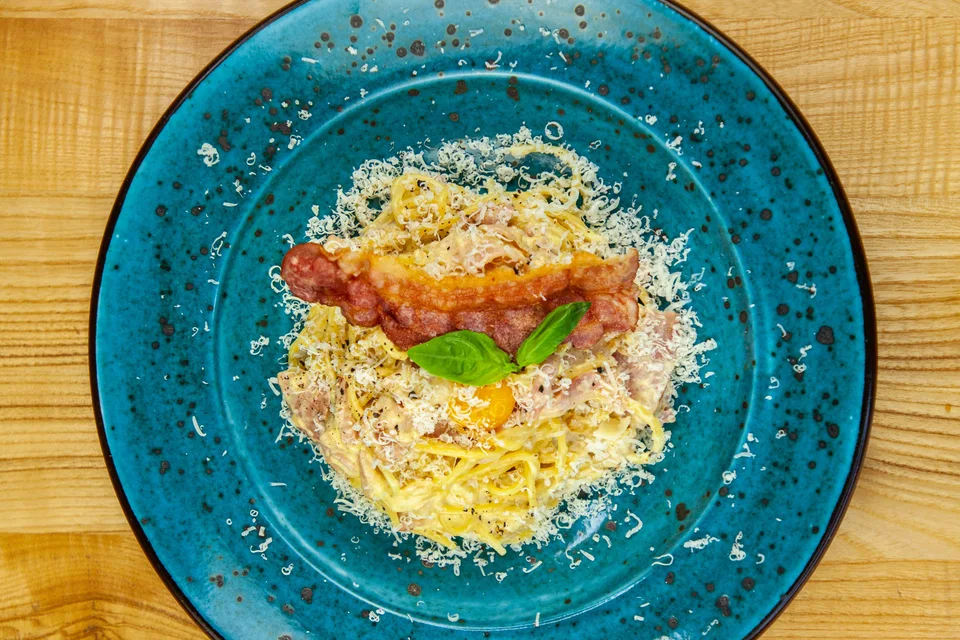 BookNoFees: Beispielfoto: Spaghetti Carbonara auf einem blauen Teller