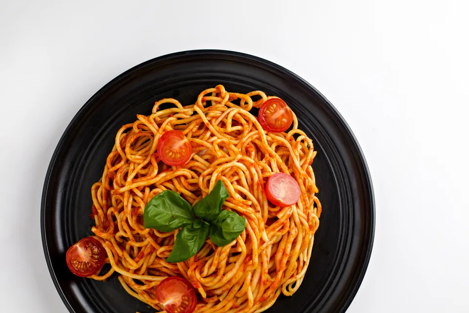 Beispielfoto: Spaghetti mit Tomatensoße und Basilikum