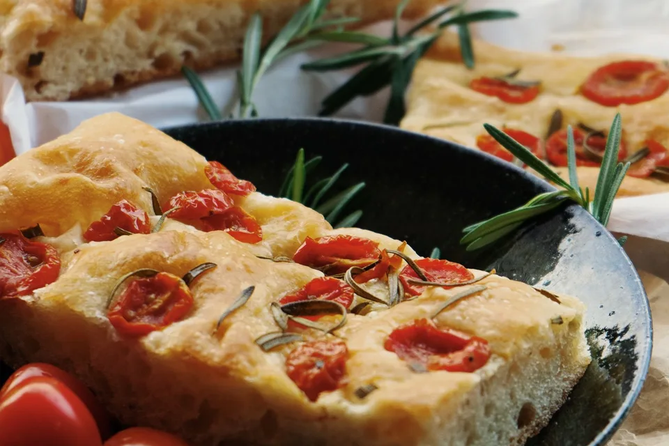 BookNoFees: Beispielfoto: Focaccia mit Tomaten und Rosmarin belegt